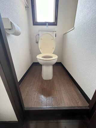 シンプルでスタイリッシュなトイレにリフォームのビフォー画像