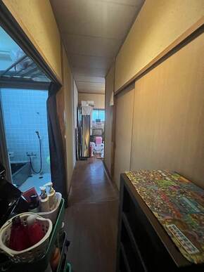 リフォーム框を使用し段差を無くした廊下のビフォー画像