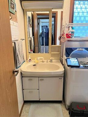 使い勝手もデザイン性も向上した洗面所のビフォー画像