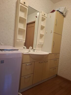 洗面周りがすっきりと片付く洗面化粧台のビフォー画像