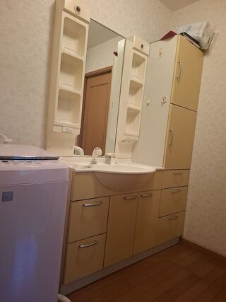 洗面周りがすっきりと片付く洗面化粧台のビフォー画像