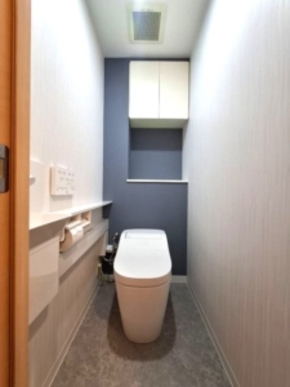 タンクレス＆アクセントクロスで広く明るいトイレへのアフター画像
