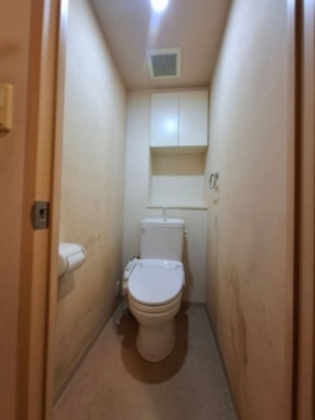 タンクレス＆アクセントクロスで広く明るいトイレへのビフォー画像