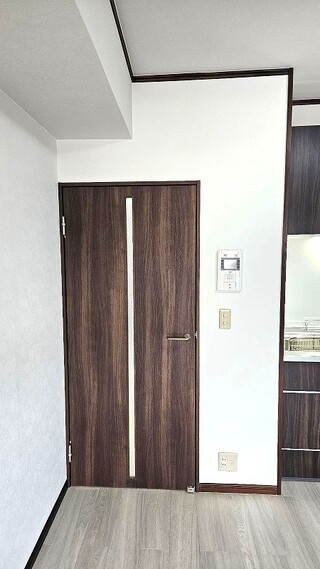 リビングドア交換で空間をスタイリッシュに一新のアフター画像