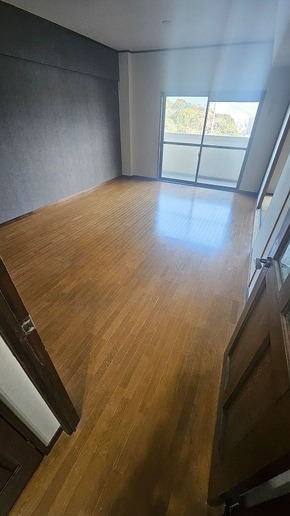 フロアタイルで明るくモダンな空間へ一新のビフォー画像