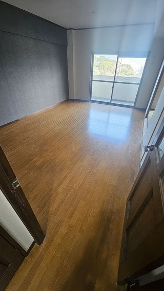 フロアタイルで明るくモダンな空間へ一新のビフォー画像