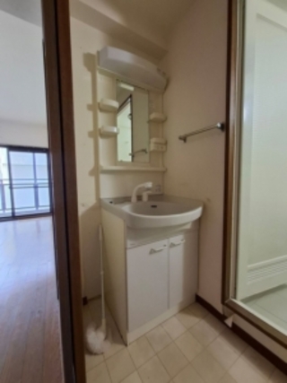 三面鏡で収納力と使いやすさを向上のビフォー画像